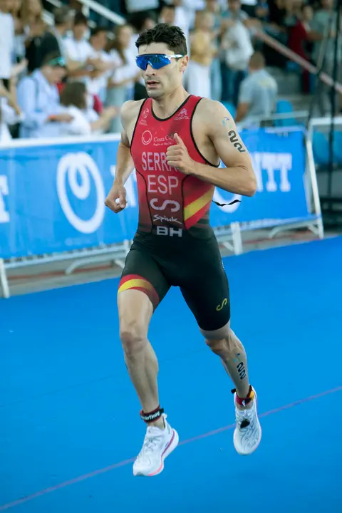El espa&ntilde;ol Antonio Serrat en la prueba de la Copa del Mundo de Triatl&oacute;n, en una foto de archivo. EFE/ Salvador Sas