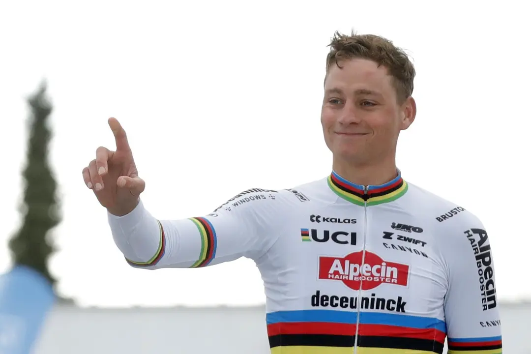 El neerland&eacute;s Mathieu Van Der Poel celebra en el podio su triunfo en la Par&iacute;s-Roubaix. EFE/EPA/TERESA SU&Aacute;REZ