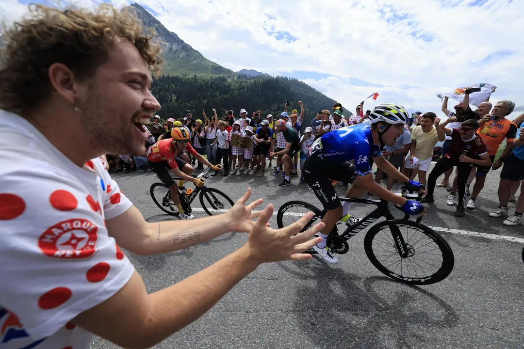 El ciclista espa&ntilde;ol Oier Lazkano (d), del equipo Movistar, en acci&oacute;n durante el Tourmalet en el Tour de Francia 2024. EFE/EPA/GUILLAUME HORCAJUELO