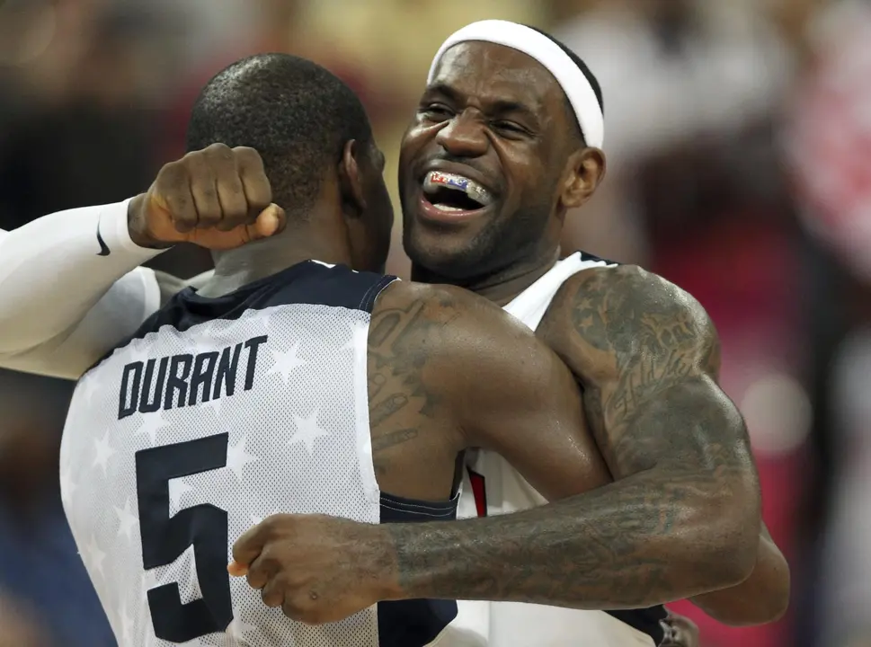 LeBron James abraza a Kevin Durant durante el partido ante Espa&ntilde;a en los Juegos de Londres.EPA/FRISO GENTSCH