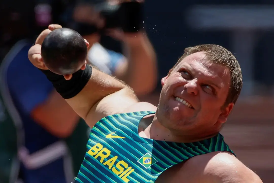 Fotograf&iacute;a de archivo, tomada el 5 de agosto de 2021, en la que se registr&oacute; al deportista brasile&ntilde;o Darlan Romani, durante la final de la prueba masculina del lanzamiento de bala del atletismo de los Juegos Ol&iacute;mpicos 2020, en el Estadio Ol&iacute;mpico de Tokio (Jap&oacute;n). EFE/Alberto Est&eacute;vez