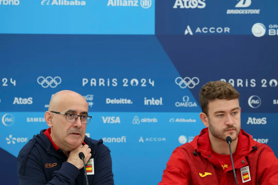 El t&eacute;cnico de la selecci&oacute;n masculina,Jordi Ribera (i), junto al portero de la selecci&oacute;n ol&iacute;mpica de Balonmano Gonzalo P&eacute;rez de Vargas, durante la rueda de prensa que ha ofrecido en la capital francesa de cara a su participaci&oacute;n en los Juegos Ol&iacute;mpicos de Par&iacute;s 2024. EFE/ Sashenka Guti&eacute;rrez