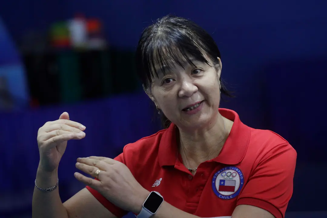 La jugadora de tenis de mesa chilena de origen chino, Zhiying Zeng, tambi&eacute;n conocida como Tania Zeng, fue registrada durante una entrevista con EFE, en Santiago de Chile. EFE/Elvis Gonz&aacute;lez