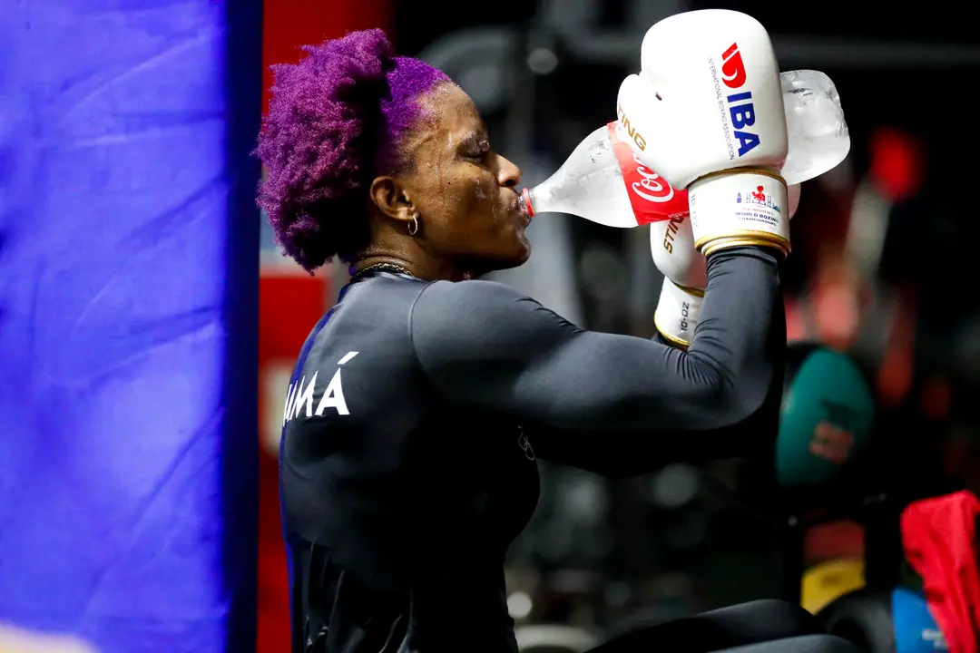 Con 35 a&ntilde;os, un buen pu&ntilde;ado de medallas internacionales y en su tercera cita ol&iacute;mpica, la boxeadora paname&ntilde;a Atheyna Bylon se alista para hacer realidad su m&aacute;s caro sue&ntilde;o: subir al podio en Par&iacute;s para colgarse el m&aacute;s importante de los metales. EFE/ Bienvenido Velasco (ARCHIVO)
