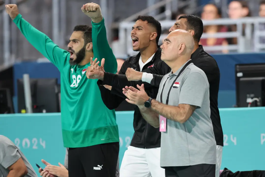 El entrenador espa&ntilde;ol de la selecci&oacute;n masculina de balonmano Egipto, Juan Carlos Pastor (d), observa a sus jugadores durante el partido contra Hungr&iacute;a de los Juegos Ol&iacute;mpicos de Par&iacute;s 2024 disputado este s&aacute;bado. EFE/ Miguel Guti&eacute;rrez