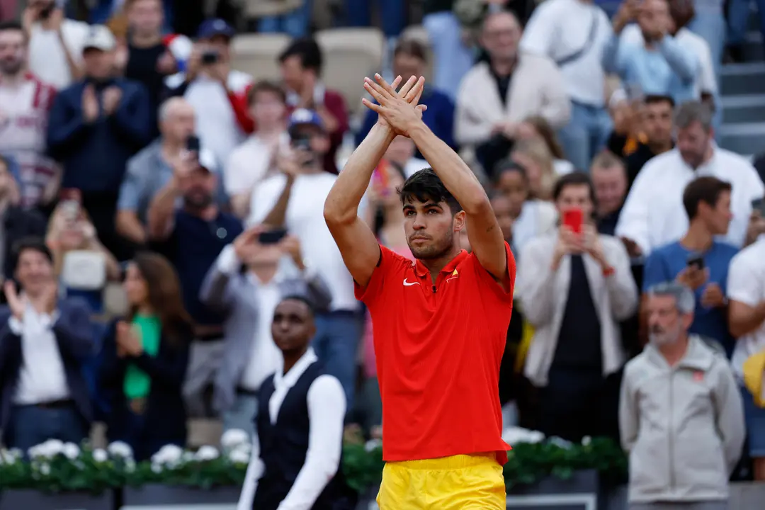 El tenista espa&ntilde;ol Carlos Alcaraz durante su partido ante el liban&eacute;s Hady Habib, correspondiente a la primera ronda individual masculino de tenis de los Juegos Ol&iacute;mpicos de Par&iacute;s 2024 este s&aacute;bado en Par&iacute;s. EFE/ Juanjo Mart&iacute;n