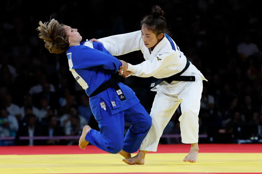 La judoca de Mongolia Baasankhuu (blanco) compite ante la espa&ntilde;ola Laura Mart&iacute;nez Abelenda durante la semifinal de Judo 48 kg Femenino de los Juegos Ol&iacute;mpicos de Par&iacute;s 2024 este s&aacute;bado, en la capital francesa. EFE/ Chema Moya
