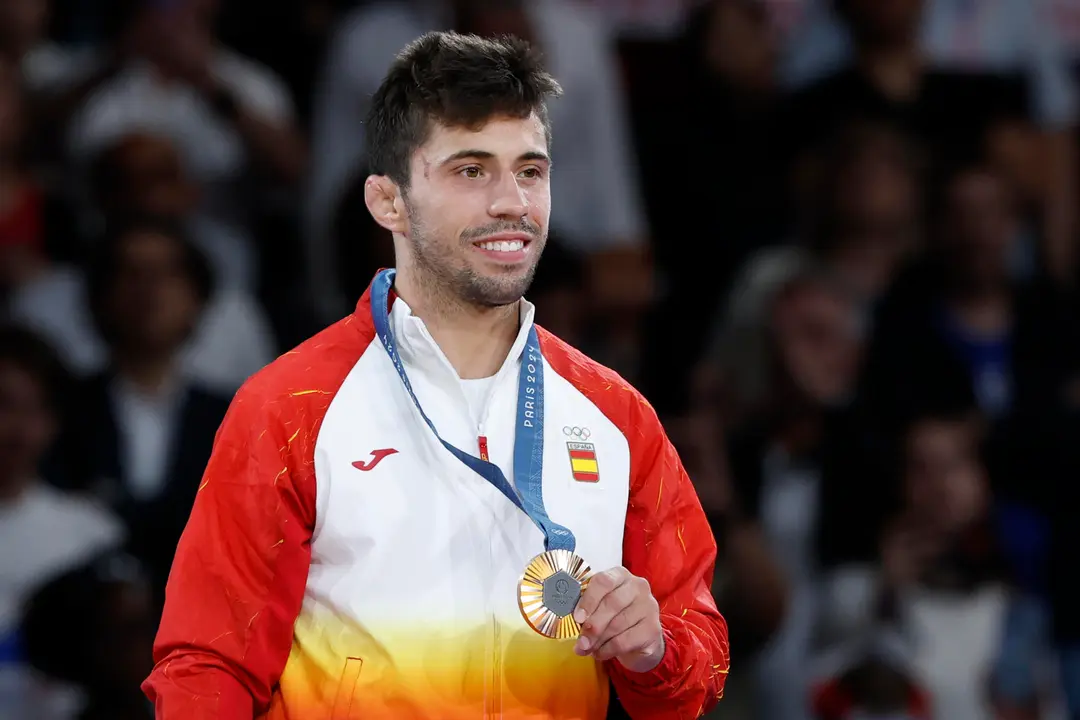 El judoca espa&ntilde;ol Francisco Garrigos con la medalla de bronce al finalizar los combates de Judo -60 kg Masculino, durante los Juegos Ol&iacute;mpicos de Par&iacute;s 2024 este s&aacute;bado, en la capital francesa. EFE/ Chema Moya