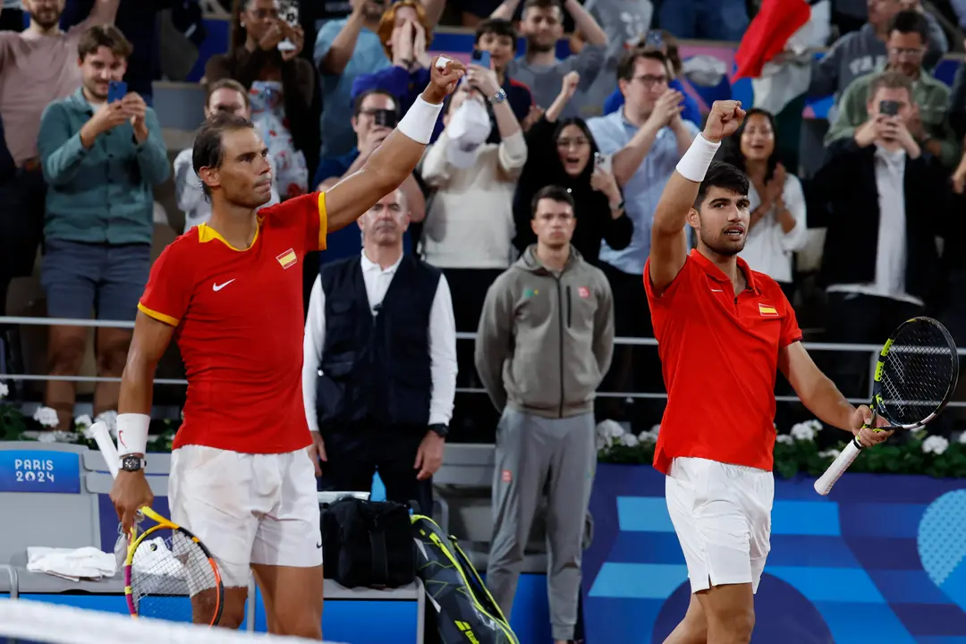Los tenistas espa&ntilde;oles Rafael Nadal (i) y Carlos Alcaraz celebran la victoria en el partido de dobles frente a los argentinos M&aacute;ximo Gonz&aacute;lez y Andr&eacute;s Molteni, correspondiente a la primera ronda de dobles masculino de tenis de los Juegos Ol&iacute;mpicos de Par&iacute;s 2024 en la pista Phillipe Chatrier de Par&iacute;s. EFE/ Juanjo Mart&iacute;n