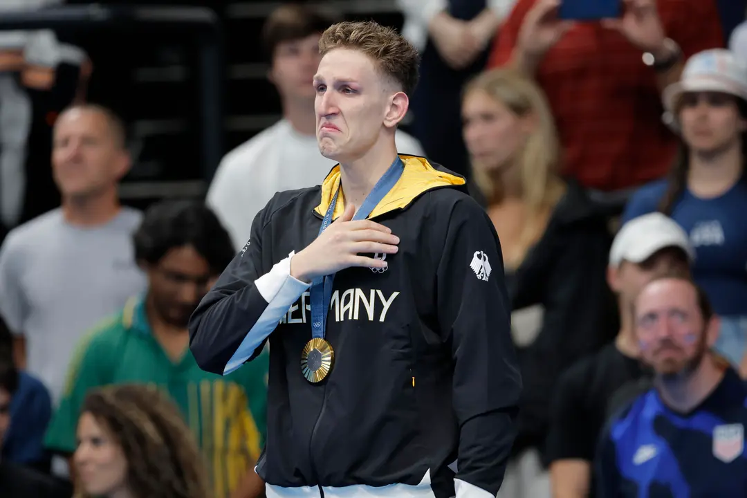 El nadador alem&aacute;n Lukas Maertens con la medalla de oro tras la final de 400m Estilo Libre Masculino de los Juegos Ol&iacute;mpicos Par&iacute;s 2024, este s&aacute;bado, en Par&iacute;s, Francia. EFE/Lavandeira Jr.