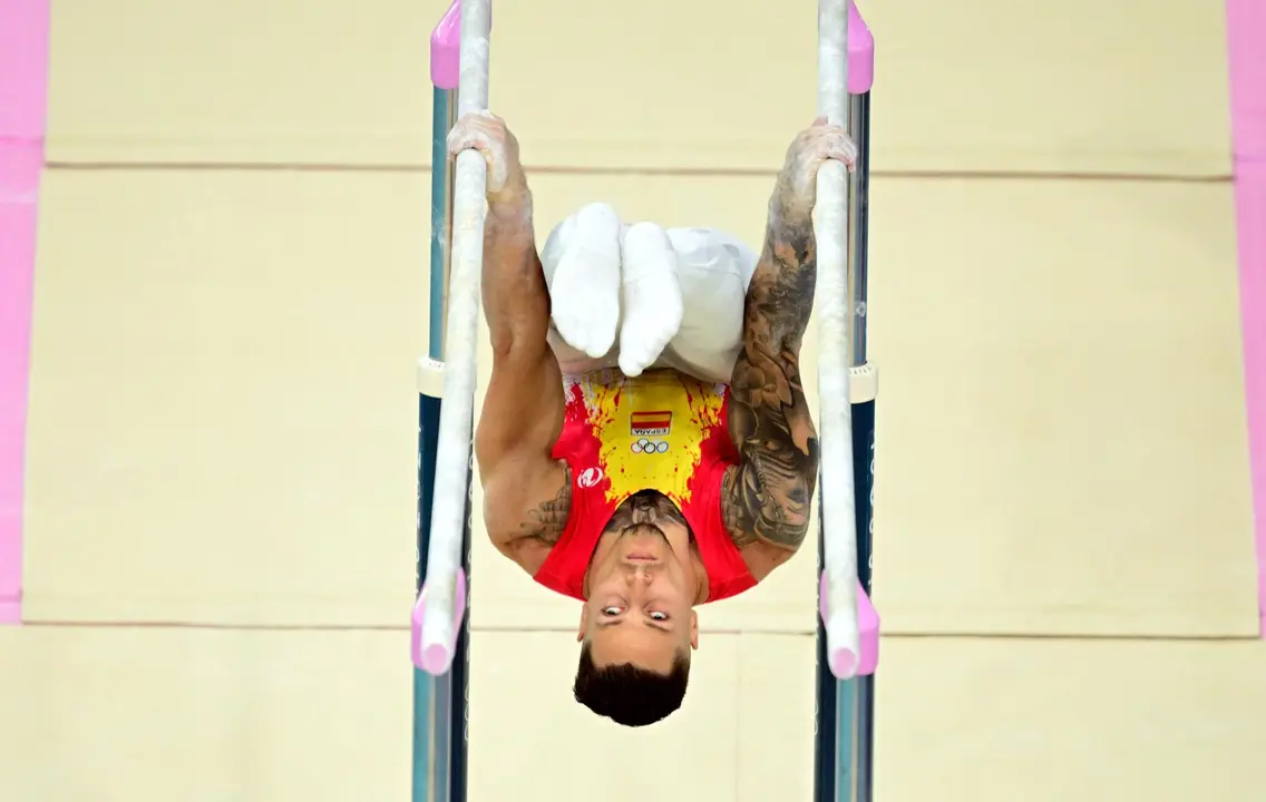El gimnasta espa&ntilde;ol N&eacute;stor Abad compite en la prueba de barras, parte de la clasificaci&oacute;n masculina de Gimnasia Art&iacute;stica este s&aacute;bado, durante los Juegos Ol&iacute;mpicos de Par&iacute;s 2024, en el Bercy Arena de la capital francesa. E EFE/EPA/CHRISTIAN BRUNA