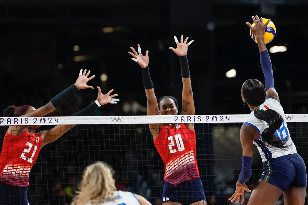 Las 'Reinas del Caribe' dominicanas no pudieron superar su primer obst&aacute;culo en los Juegos Ol&iacute;mpicos de Par&iacute;s y cayeron por 3-1 (25-19, 24-26, 25-21 y 25-18) ante Italia. EFE/EPA/MAST IRHAM
