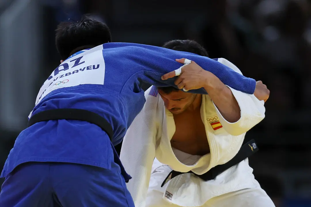 El judoca espa&ntilde;ol David Garc&iacute;a Tom&eacute; (blanco) se enfrenta al kazajo Gusman Kyrgyzbayev durante su combate eliminatorio de judo masculino en la categor&iacute;a de -66 kilos de los Juegos Ol&iacute;mpicos de Par&iacute;s 2024 este domingo en Par&iacute;s. EFE/ Miguel Guti&eacute;rrez