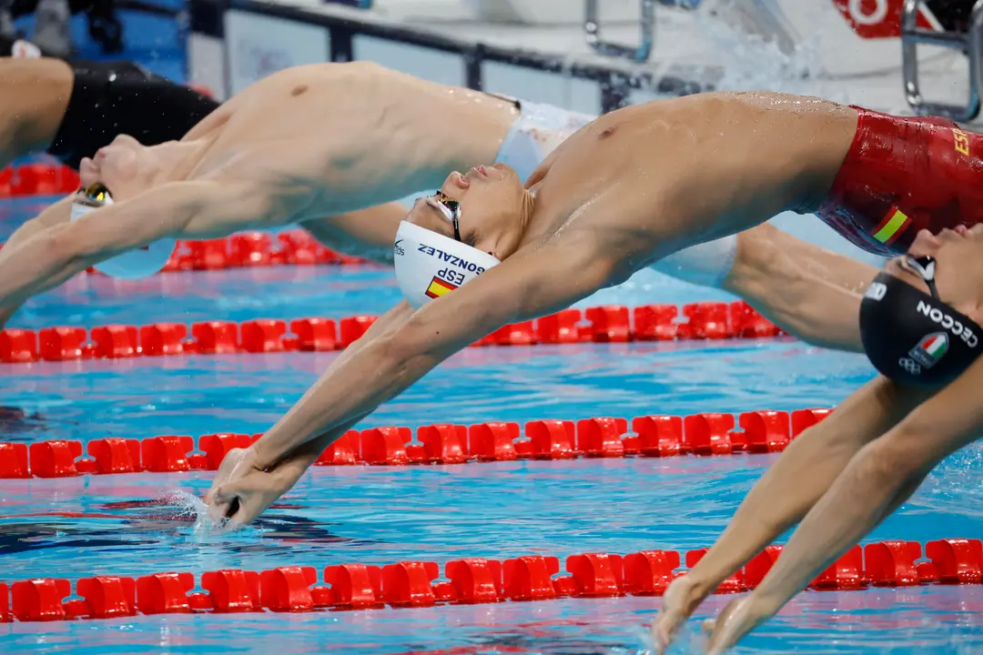 El espa&ntilde;ol Hugo Gonz&aacute;lez de Oliveira tras competir en la cuarta manga de los cuartos de final de los 100m espalda masculinos en La Defense Arena en Nanterre, Francia, con motivo de los Juegos Ol&iacute;mpicos Par&iacute;s 2024, este domingo. EFE/ Lavandeira Jr