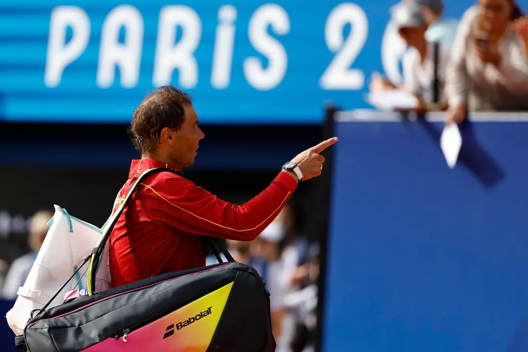 El tenista espa&ntilde;ol Rafael Nadal celebra tras vencer al h&uacute;ngaro Marton Fucsovics en la primera ronda individual masculina de los Juegos Ol&iacute;mpicos de Par&iacute;s 2024 en la pista Philippe-Chatrier del complejo de tenis Roland Garros, este domingo en Par&iacute;s, Francia. EFE/ Juanjo Mart&iacute;n