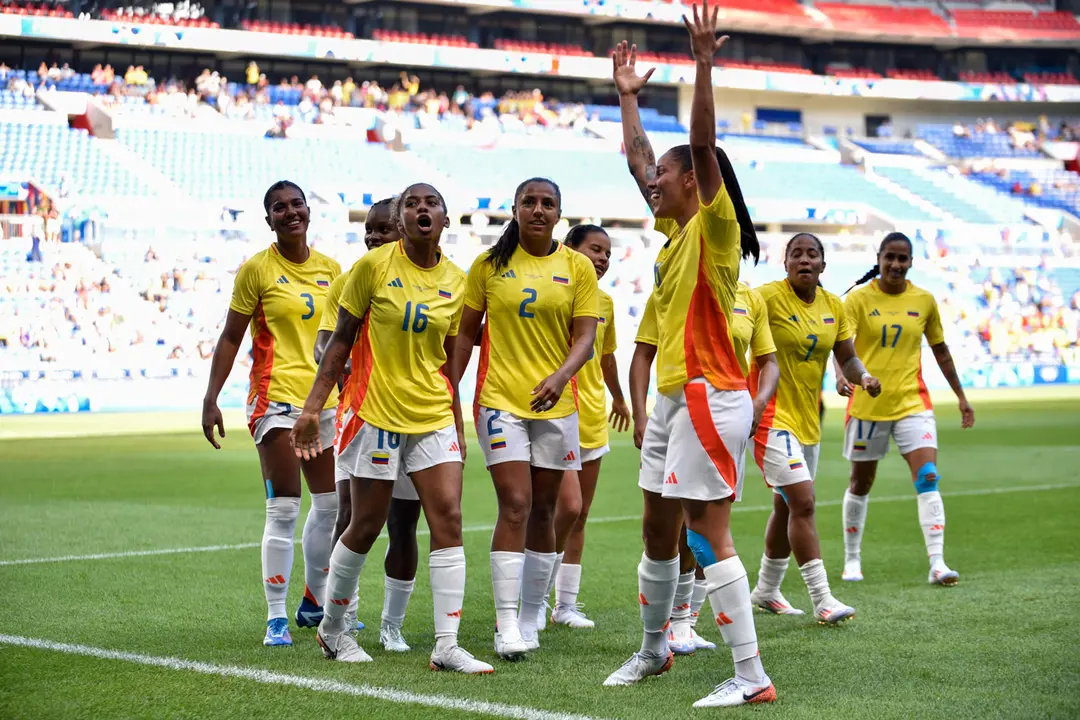 Fotograf&iacute;a cedida por la Federaci&oacute;n Colombiana de F&uacute;tbol (FCF) de jugadoras de Colombia celebrando un gol contra Nueva Zelanda este domingo, durante un partido de f&uacute;tbol femenino en los Juegos Ol&iacute;mpicos Paris 2024, en Lyon (Francia). EFE/ FCF)