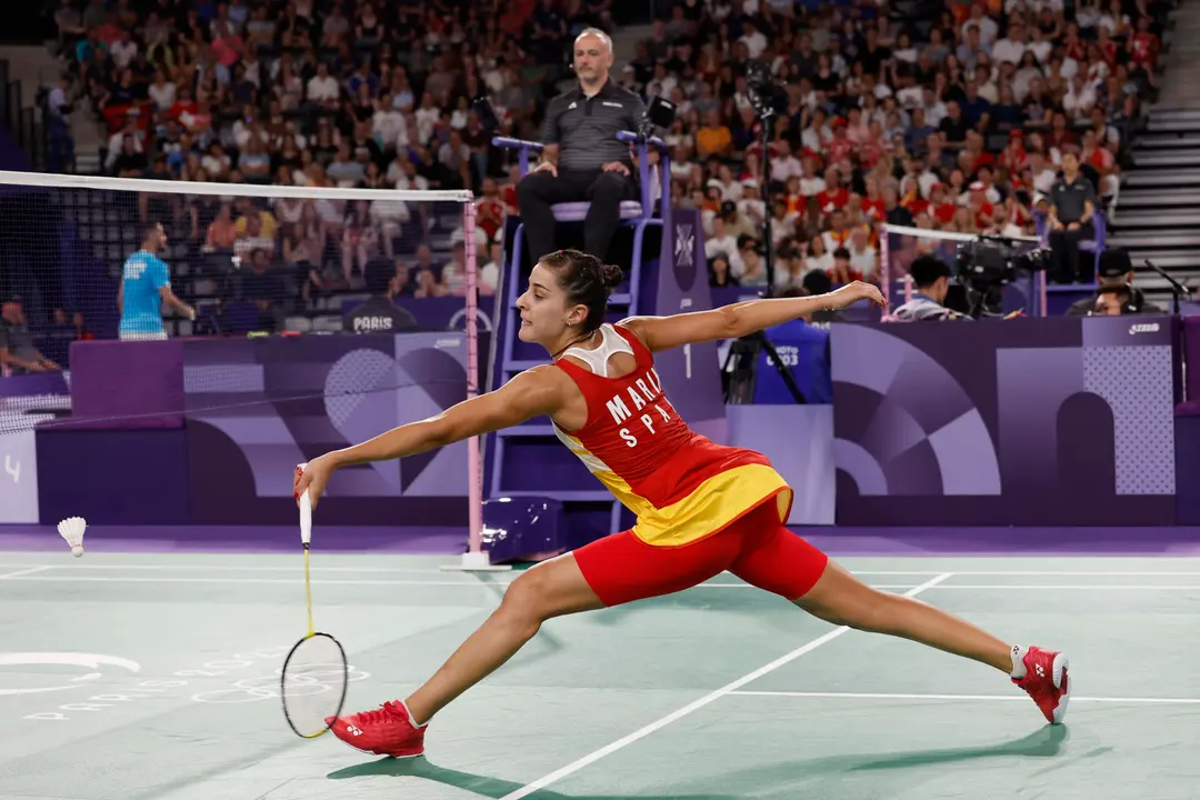 La jugadora de b&aacute;dminton espa&ntilde;ola Carolina Mar&iacute;n devuelve la pluma a la suiza Jenjira Stadelmann durante su partido de la fase de grupos de la competici&oacute;n de b&aacute;dminton femenino individual de los Juegos Ol&iacute;mpicos de Par&iacute;s 2024 este domingo en el pabell&oacute;n Arena Porte de Chapelle en Par&iacute;s, Francia. EFE/ Julio Mu&ntilde;oz