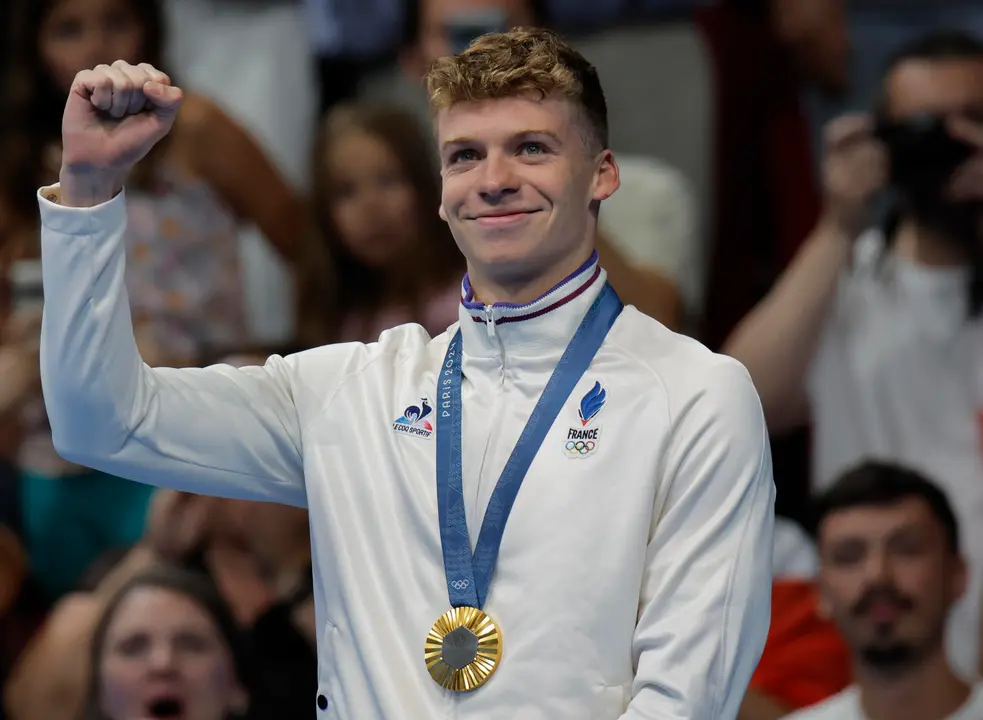 El franc&eacute;s Leon Marchand con la medalla de oro tras la final de 400m Estilos Individual Masculino, en La Defense Arena en Nanterre, Francia, con motivo de los Juegos Ol&iacute;mpicos Par&iacute;s 2024, este domingo. EFE/ Lavandeira Jrr