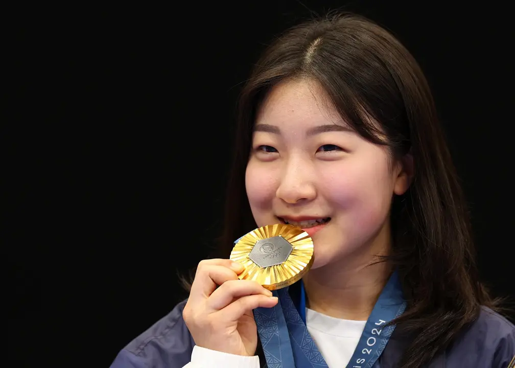 Hyojin Ban de Corea del Sur posa durante la ceremonia de entrega de medallas de 10 metros rifle femenino de las competiciones de tiro en los Juegos Ol&iacute;mpicos de Par&iacute;s 2024. EFE/EPA/VASSIL DONEV