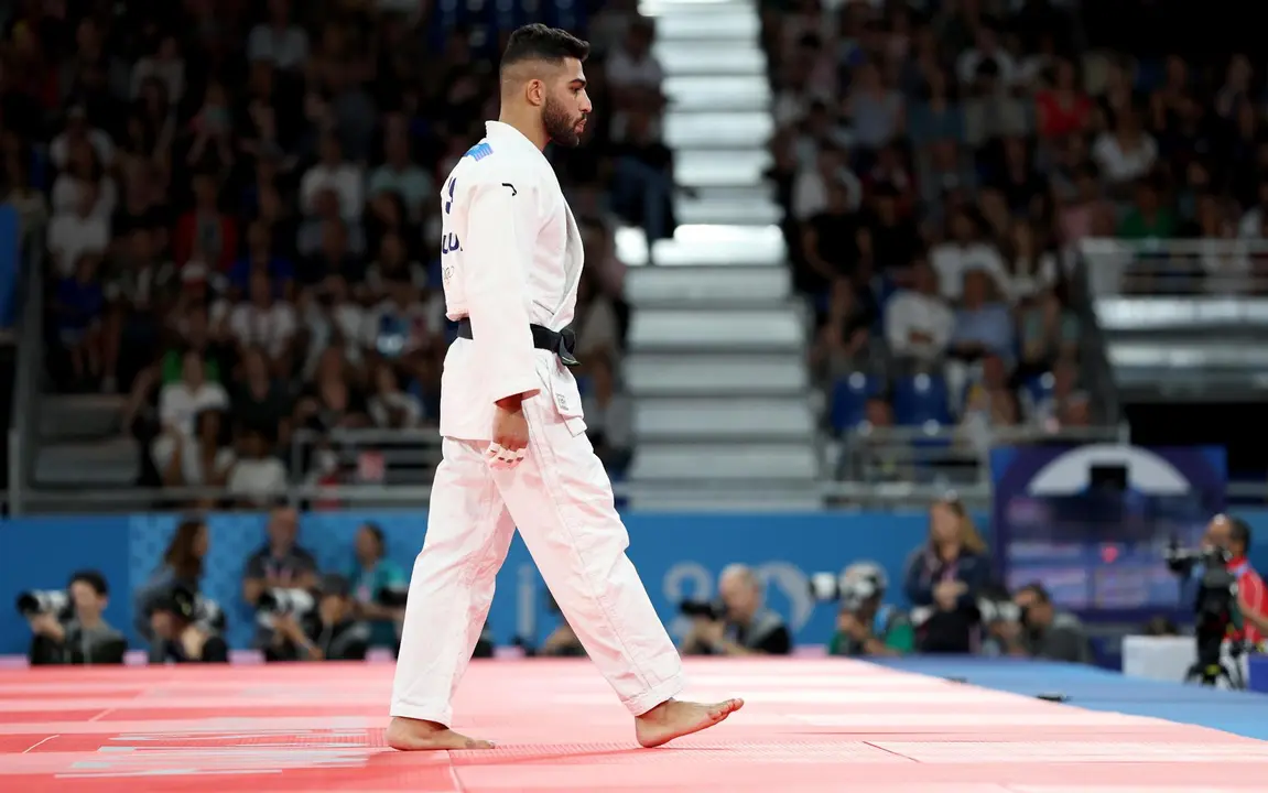 El israel&iacute; Tohar Butbul se retira tras no presentarse al combate el argelino Messaoud Redouane Dris. EFE/EPA/DANIEL IRUNGU