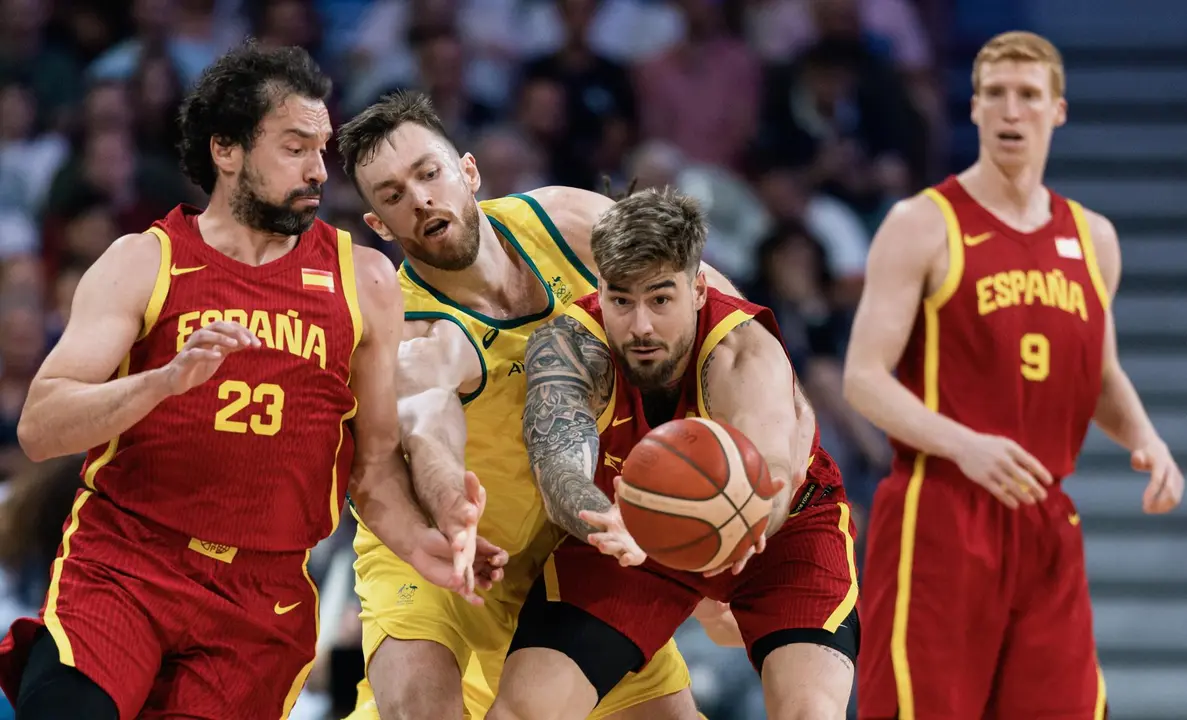 Sergio Llull, (iz), escolta y segundo capit&aacute;n de la selecci&oacute;n espa&ntilde;ola de baloncesto, durante el partido ante Australia. EFE/EPA/ALEX PLAVEVSKI