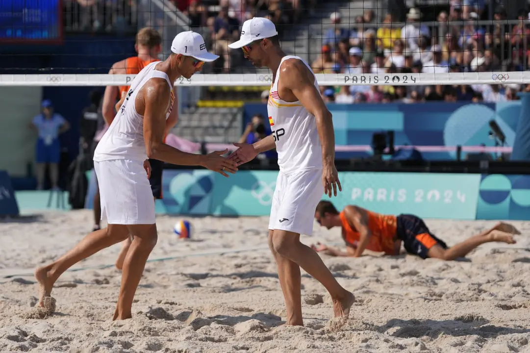 Los espa&ntilde;oles Pablo Herrera Allepuz (i) y Adri&aacute;n Gavira Collado (d) durante partido de voley playa masculino entre Espa&ntilde;a y Holanda en Par&iacute;s, Francia, este lunes. EFE/ COE via X /SOLO USO EDITORIAL/SOLO DISPONIBLE PARA ILUSTRAR LA NOTICIA QUE ACOMPA&Ntilde;A (CR&Eacute;DITO OBLIGATORIO)