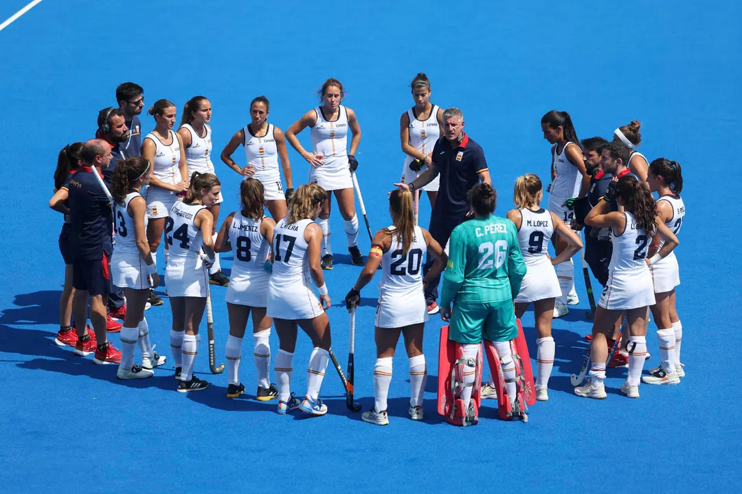COLOMBES, 29/07/2024.- El seleccionador espa&ntilde;ol de hockey femenino, Carlos Garc&iacute;a Cuenca (c-d), se dirige a sus jugadoras durante un descanso del partido contra Estados Unidos. EFE/ Sashenka Guti&eacute;rrez