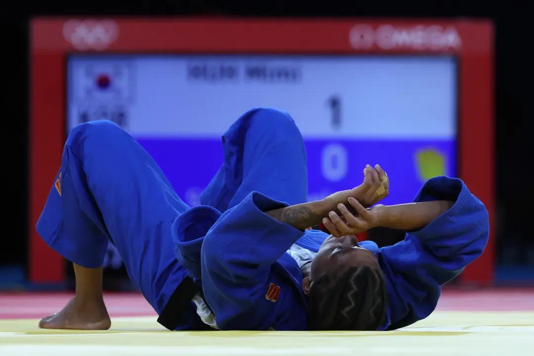 La brasile&ntilde;a Rafaela Silva reacciona ante la japonesa Mimi Huh durante la semifinal de la categor&iacute;a de -57kg femenino de Judo parte de los Juegos Ol&iacute;mpicos de Par&iacute;s 2024 este lunes, en el Champ de Mars Arena de la capital francesa. EFE/ Kiko Huesca