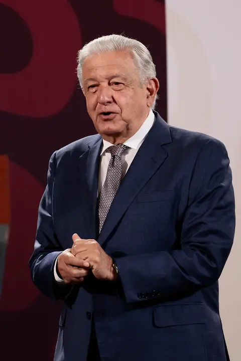 El presidente de M&eacute;xico, Andr&eacute;s Manuel L&oacute;pez Obrador habla durante su conferencia de prensa matutina en el Palacio Nacional, este lunes, en Ciudad de M&eacute;xico (M&eacute;xico). EFE/ Jos&eacute; M&eacute;ndez