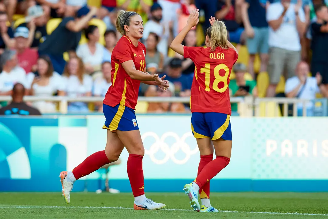 La delantera de la selecci&oacute;n espa&ntilde;ola Alexia Putellas (i) celebra con su compa&ntilde;era Olga el gol ante Nigeria en el segundo partido de la fase de grupos de los Juegos Ol&iacute;mpico de Par&iacute;s 2024. EFE/David Aliaga/RFEF