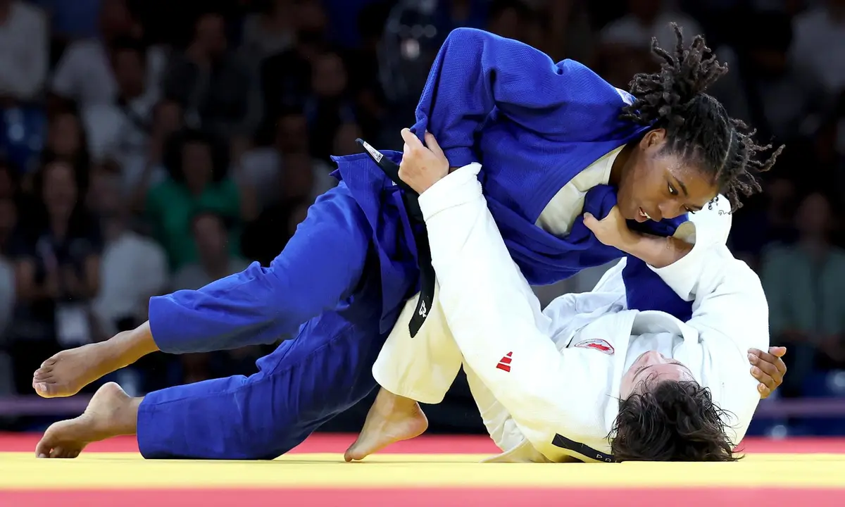 La francesa Sarah Leonie Cysique (azul) contra la canadiense Christa Deguchi en -57kg en el combate por el oro celebrado en el los Campos de Marte de Par&iacute;s, Francia. EFE/EPA/DANIEL IRUNGU