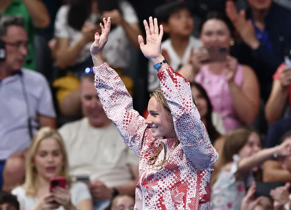 La joven canadiense Summer McInstosh con la medalla al cuello en La Defense Arena en Par&iacute;s, Francia. EFE/EPA/ANNA SZILAGYI