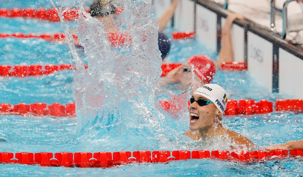 El joven nadador rumano David Popovici tras coronarse este lunes nuevo campe&oacute;n ol&iacute;mpico de los 200 libre en Par&iacute;s, Francia. EFE/EPA/ANNA SZILAGYI
