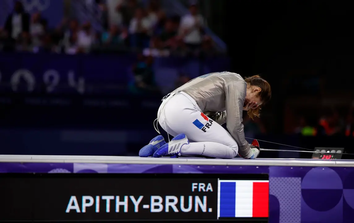 La francesa Manon Apithy-Brunet campeona ol&iacute;mpica de sable en el Grand Palais en Par&iacute;s, Francia. EFE/EPA/YOAN VALAT