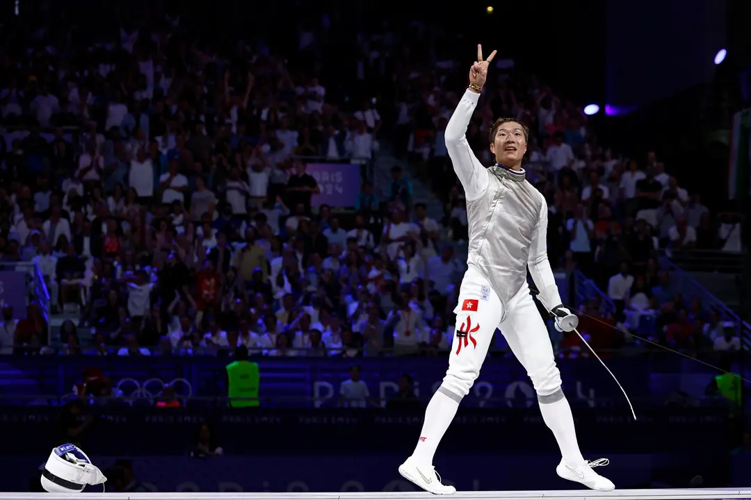 El hongkon&eacute;s Cheung Ka Long tras revalidar su corona de campe&oacute;n ol&iacute;mpico de floreteen el Grand Palais de Par&iacute;s en una final muy disputada al italiano Filippo Macchi. EFE/EPA/YOAN VALAT