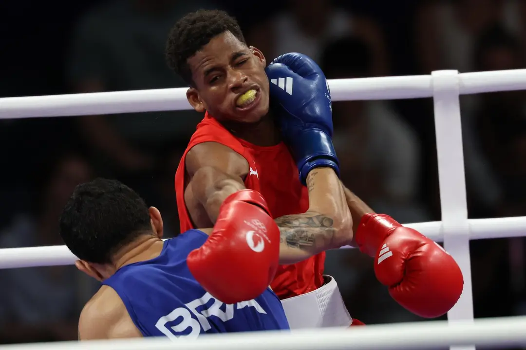 El cubano Alejandro Claro Fiz, en la categor&iacute;a de 51 kilos, en su combate con el brasile&ntilde;o Michael Douglas da Silva Trindade. EFE/EPA/DANIEL IRUNGU