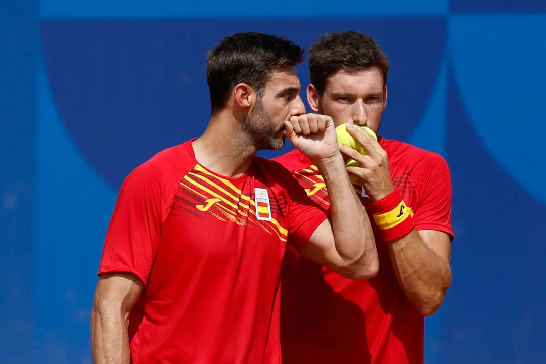 Los tenistas espa&ntilde;oles Pablo Carre&ntilde;o (d) y Marcel Granollers conversan ante la pareja australiana compuesta por Matthew Ebden y John Peers este martes, durante el partido de segunda ronda de dobles masculino de tenis, parte de los Juegos Ol&iacute;mpicos de Par&iacute;s 2024, en la capital francesa. EFE/ Juanjo Mart&iacute;n