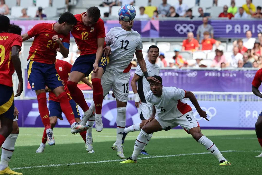 El futbolista espa&ntilde;ol Jon Pacheco (2i) cabecea el bal&oacute;n en presencia de Sergio Camello (i) ante los egipcios Ahmed Koka (2d) y Hossam Abdelmaguid durante su partido del Grupo C de f&uacute;tbol masculino de los Juegos Ol&iacute;mpicos de Par&iacute;s 2024 en el Estadio de Burdeos (Francia) este martes. EFE/ Kiko Huesca