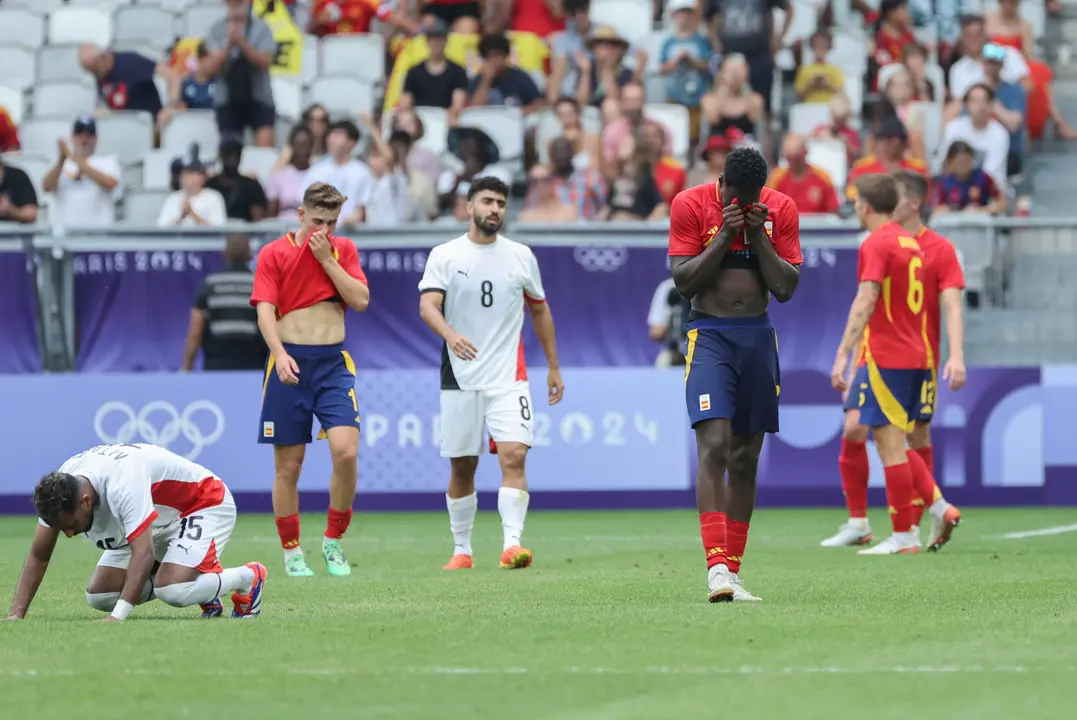 El futbolista espa&ntilde;ol Samuel Omorodion (D) tras el partido del Grupo C de f&uacute;tbol masculino de los Juegos Ol&iacute;mpicos de Par&iacute;s 2024 en el Estadio de Burdeos (Francia) este martes. Egipto ha vencido por 1-2. EFE/ Kiko Huesca