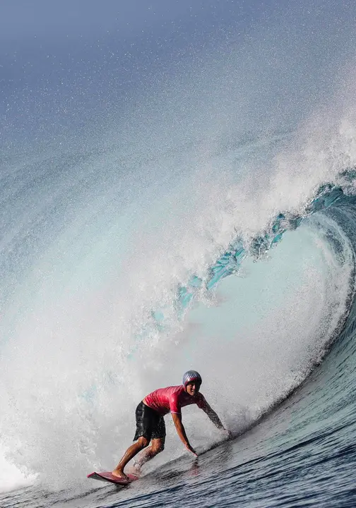 El japon&eacute;s Reo Inaba en acci&oacute;n durante la tercera ronda masculina de surf en los Juegos Ol&iacute;mpicos de Par&iacute;s 2024, en Teahupo'o, Tahit&iacute;.EFE/ Fazry Ismail