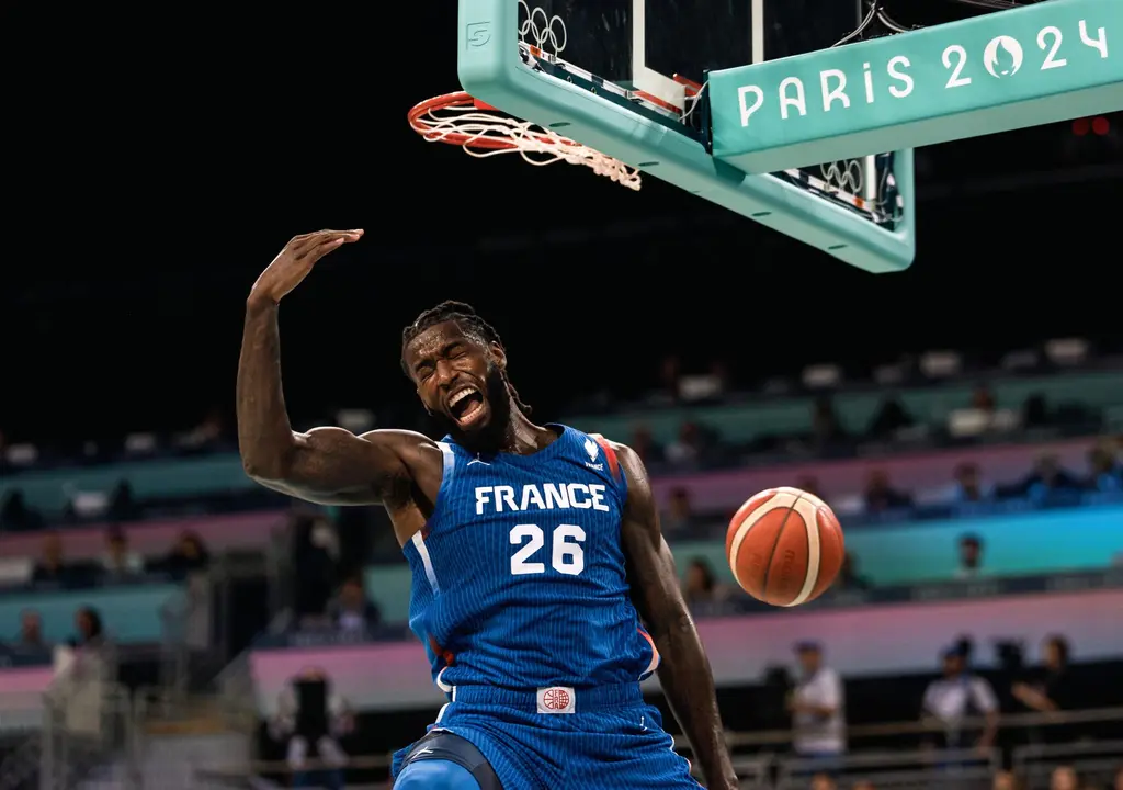 El franc&eacute;s Mathias Lessort durante el partido del grupo B que jugado Jap&oacute;n y Francia en Pierre Mauroy Stadium en Villeneuve-d'Ascq,Francia. EFE/EPA/ALEX PLAVEVSKI