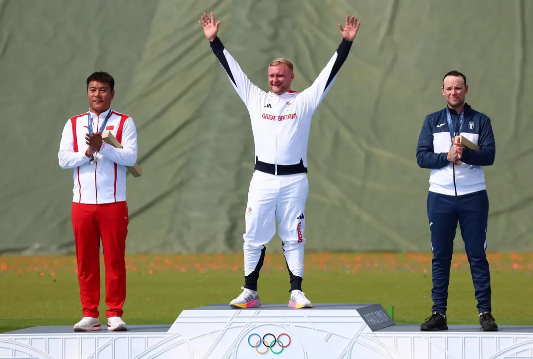 (I-D) El medallista china Ying Qi, Nathan Hales, brit&aacute;nico y campe&oacute;n ol&iacute;mpico, y el guatemalteco y bronce Jean Pierre Brol Cardenas en el podio de Chateauroux, Francia. EFE/EPA/VASSIL DONEV