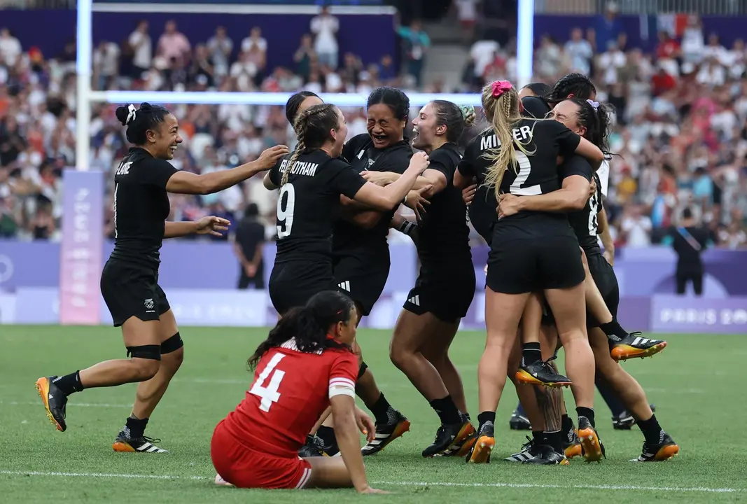 Las jugadoras de Nueva Zelanda celebran la medalla de oro lograda tras derrotar en la final a Canad&aacute; en el Stade de France en Saint Denis, Francia. EFE/EPA/CHRISTOPHE PETIT TESSON