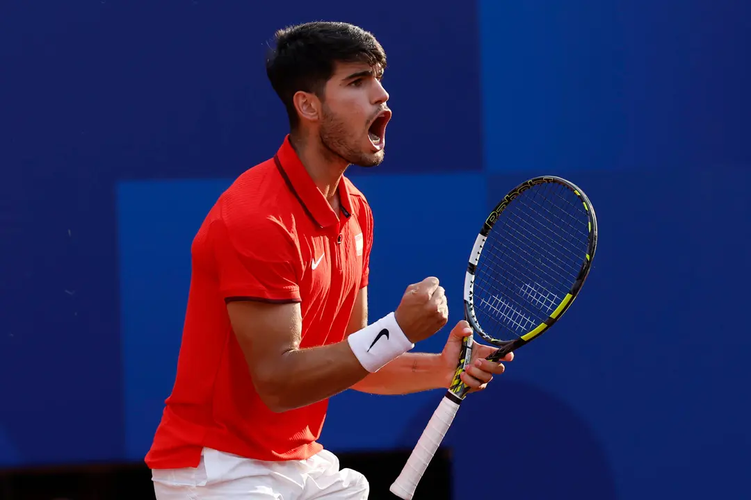 El tenista espa&ntilde;ol Carlos Alcaraz celebra un punto ante la pareja de Pa&iacute;ses Bajos compuesta por Wesley Koolhof y Tallon Griekspoor este martes, durante el partido de segunda ronda de dobles masculino de tenis, parte de los Juegos Ol&iacute;mpicos de Par&iacute;s 2024, en la capital francesa. EFE/ Juanjo Mart&iacute;n