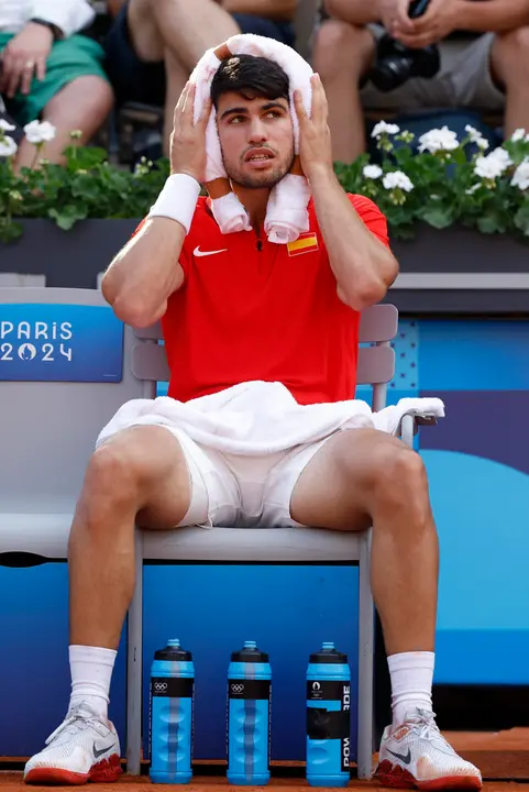 El tenista espa&ntilde;ol Carlos Alcaraz descansa ante la pareja de Pa&iacute;ses Bajos compuesta por Wesley Koolhof y Tallon Griekspoor este martes, durante el partido de segunda ronda de dobles masculino de tenis, parte de los Juegos Ol&iacute;mpicos de Par&iacute;s 2024, en la capital francesa. EFE/ Juanjo Mart&iacute;n