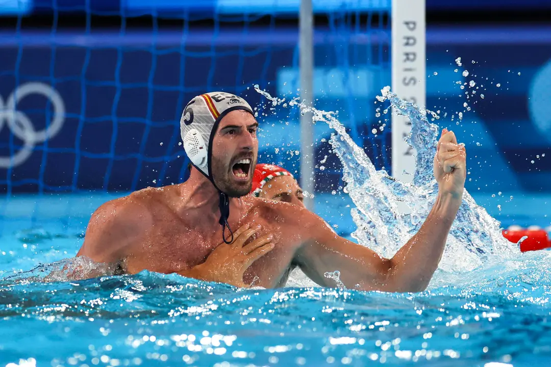 El boya de Espa&ntilde;a Miguel de Toro reacciona ante Hungr&iacute;a durante el partido de ronda preliminar del Grupo B de Waterpolo Masculino, entre Espa&ntilde;a y Hungr&iacute;a, parte de los Juegos Ol&iacute;mpicos de Par&iacute;s 2024, en Saint-Denis (Francia). EFE/ Miguel Guti&eacute;rrez
