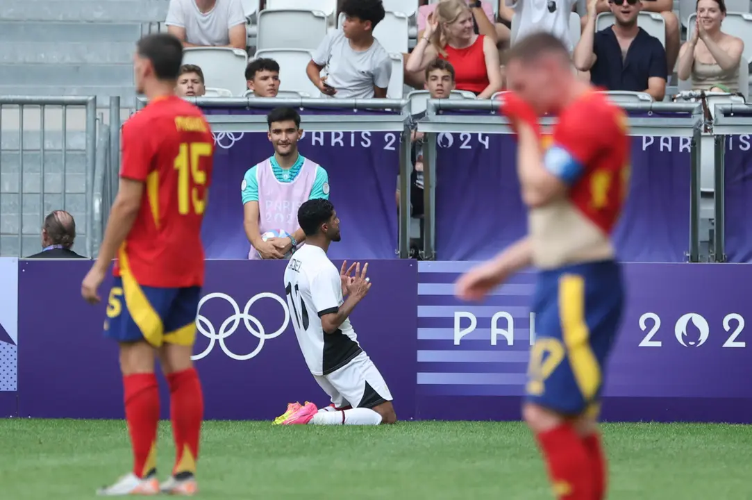 El jugador egipcio Ibrahim Adel (c) celebra tras anotar el 0-2 a Espa&ntilde;a durante su partido del Grupo C de f&uacute;tbol masculino de los Juegos Ol&iacute;mpicos de Par&iacute;s 2024 en el Estadio de Burdeos (Francia). EFE/ Kiko Huesca