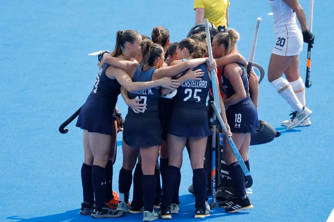 Las jugadoras argentinas celebran tras imponerse a Espa&ntilde;a en su partido de hockey hierba de los Juegos Ol&iacute;mpicos de Par&iacute;s 2024 disputado en el estadio Yves-du-Manoir Stadium 1 en Colombes, Francia. EFE/ Lavandeira Jr.