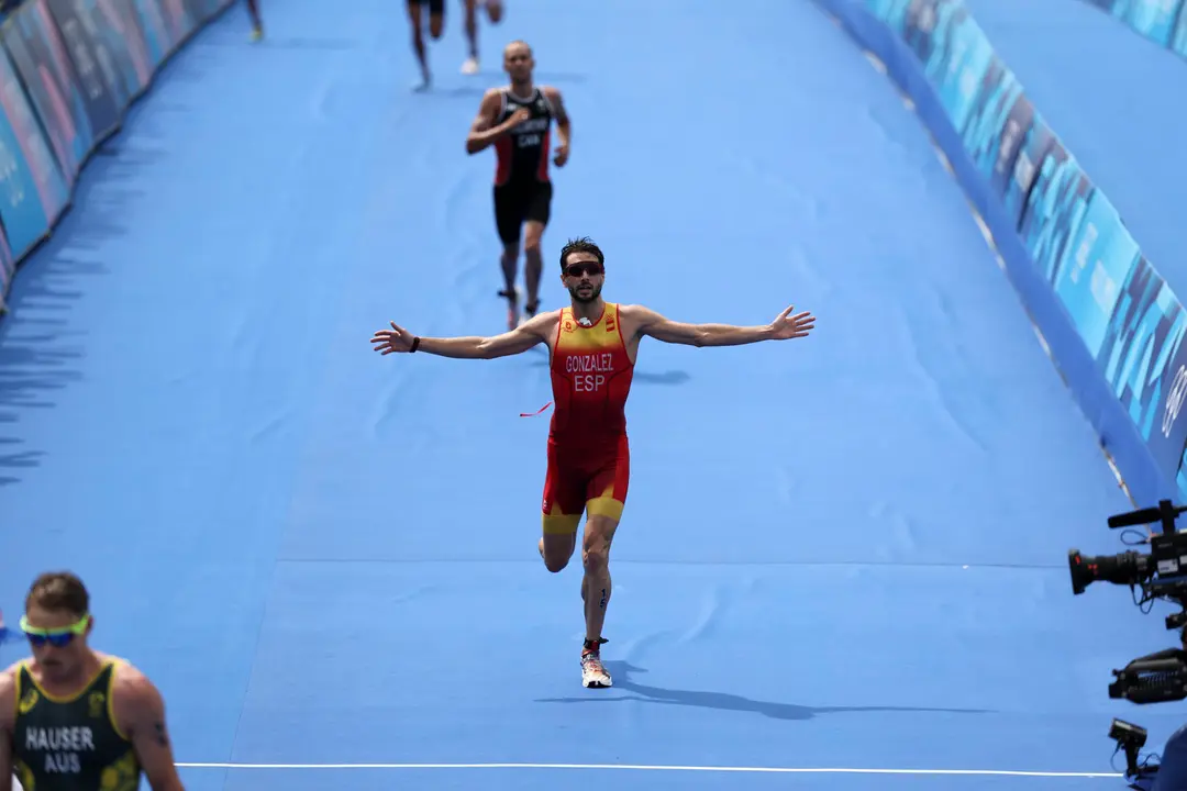 El triatleta espa&ntilde;ol Alberto Gonz&aacute;lez (c) cruza la meta en la prueba de triatl&oacute;n masculino de los Juegos Ol&iacute;mpicos de Par&iacute;s 2024. EFE/ Miguel Guti&eacute;rrez