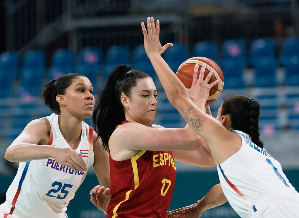 La espa&ntilde;ola Megan Gustafson (C) en acci&oacute;n contra Tayra Mel&eacute;ndez de Puerto Rico (d) en el partido entre Puerto Rico y Espa&ntilde;a en los Juegos Ol&iacute;mpicos de Par&iacute;s 2024. EFE/EPA/ALEX PLAVEVSKI